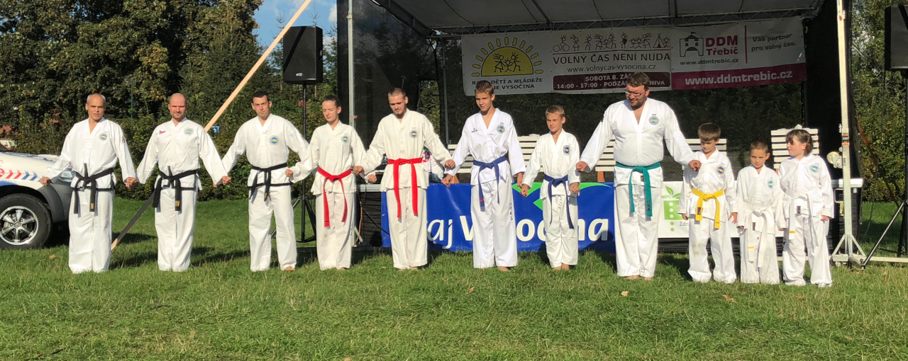 Zábava na podzámecké nivě