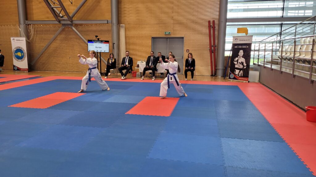 Sarah Boček cvičí technickou sestavu Do-san na soutěži STM 2023