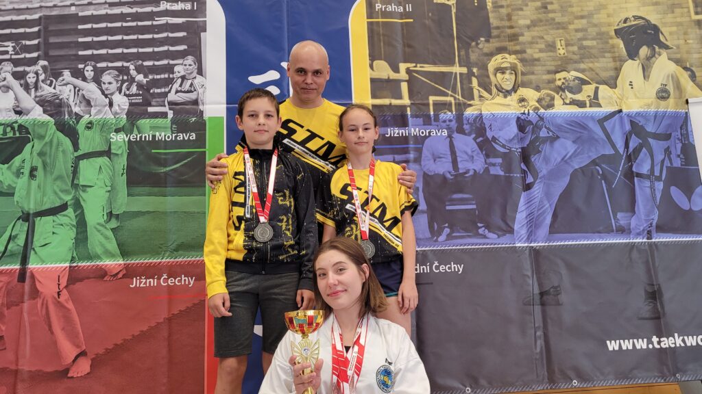 Třebíčská podpora Střediska talentované mládeže Jižní Morava s medailemi na konci soutěže STM 2023