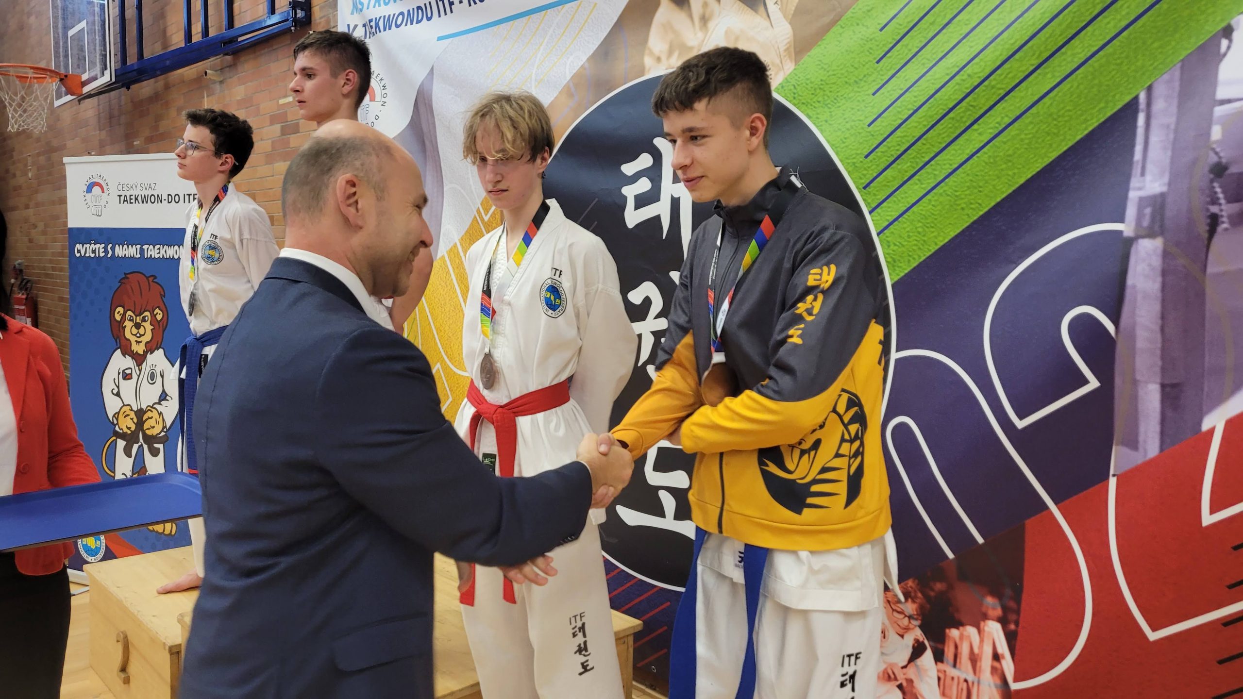 Dan Vlk přebírá svoji bronzovou medaili za sportovní boj na MČR Kup