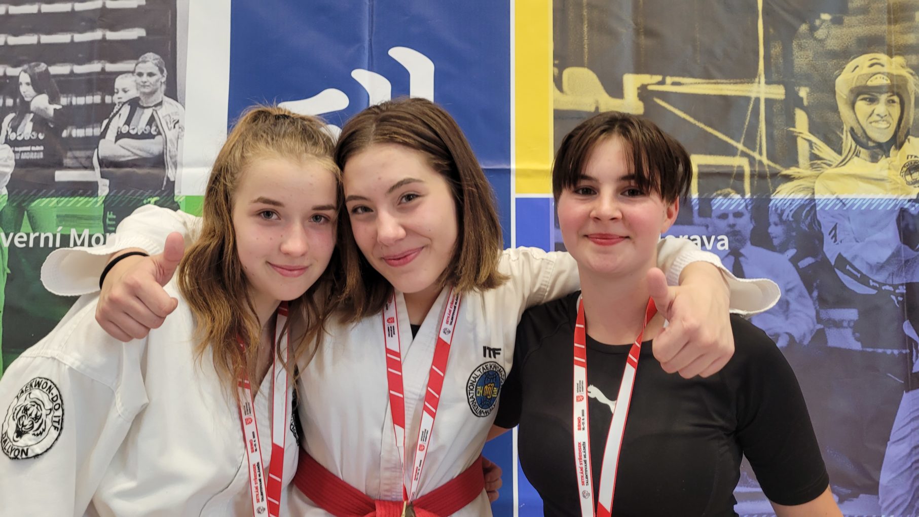 Petra Krčálová (uprostřed) spolu s finalistkami soutěže ve speciálním přerážení na STM 2023